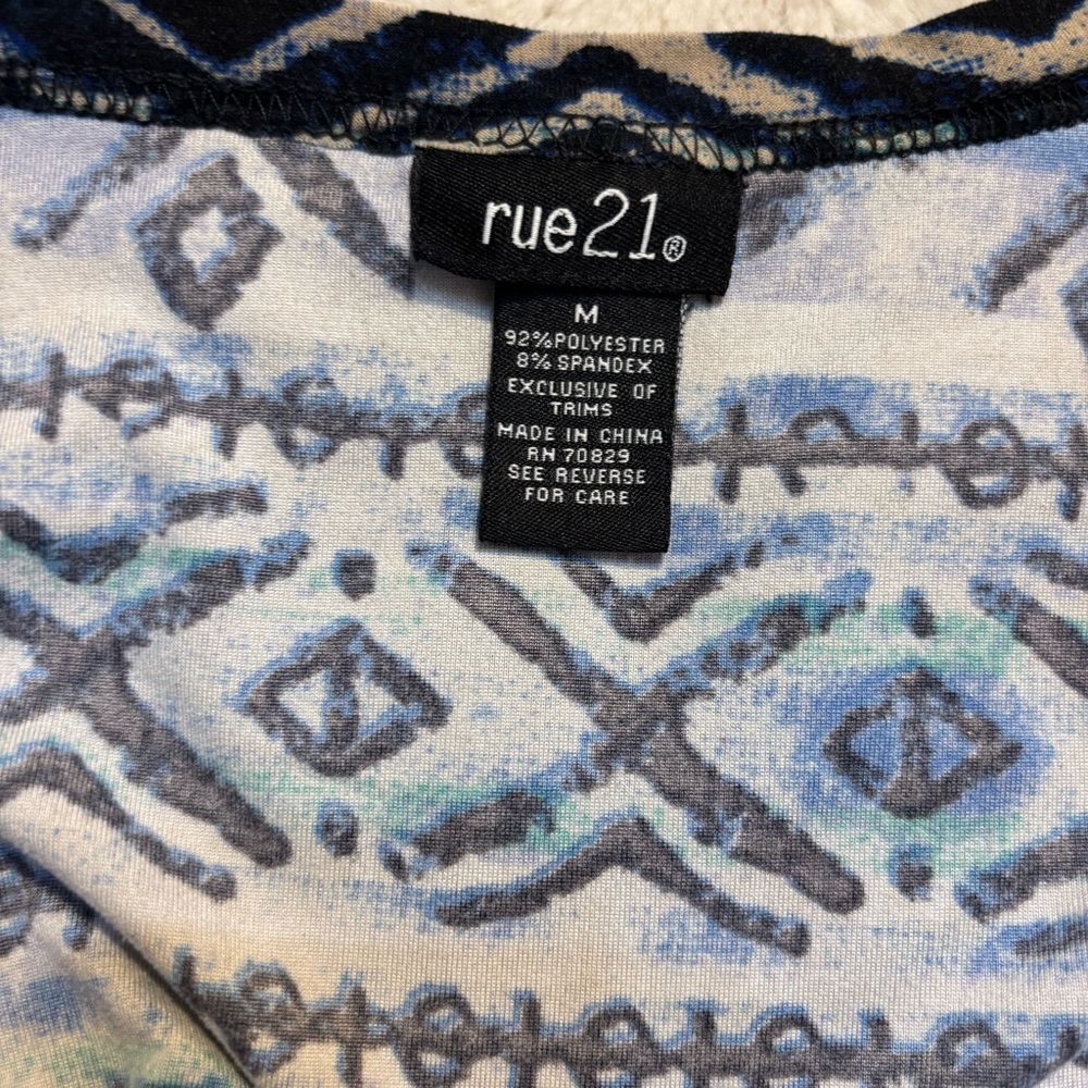 Rue21 Top Medium Geometric Blue Tan Cream Tribal Long Sleeve VNeck Soft Stretch - Picture 10 of 13